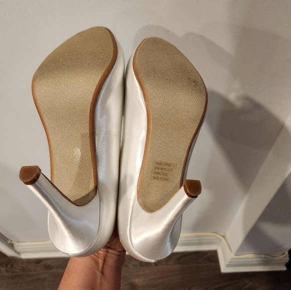 White Satin Wedding Heeled Shoes with Bow - Picture 7 of 9
